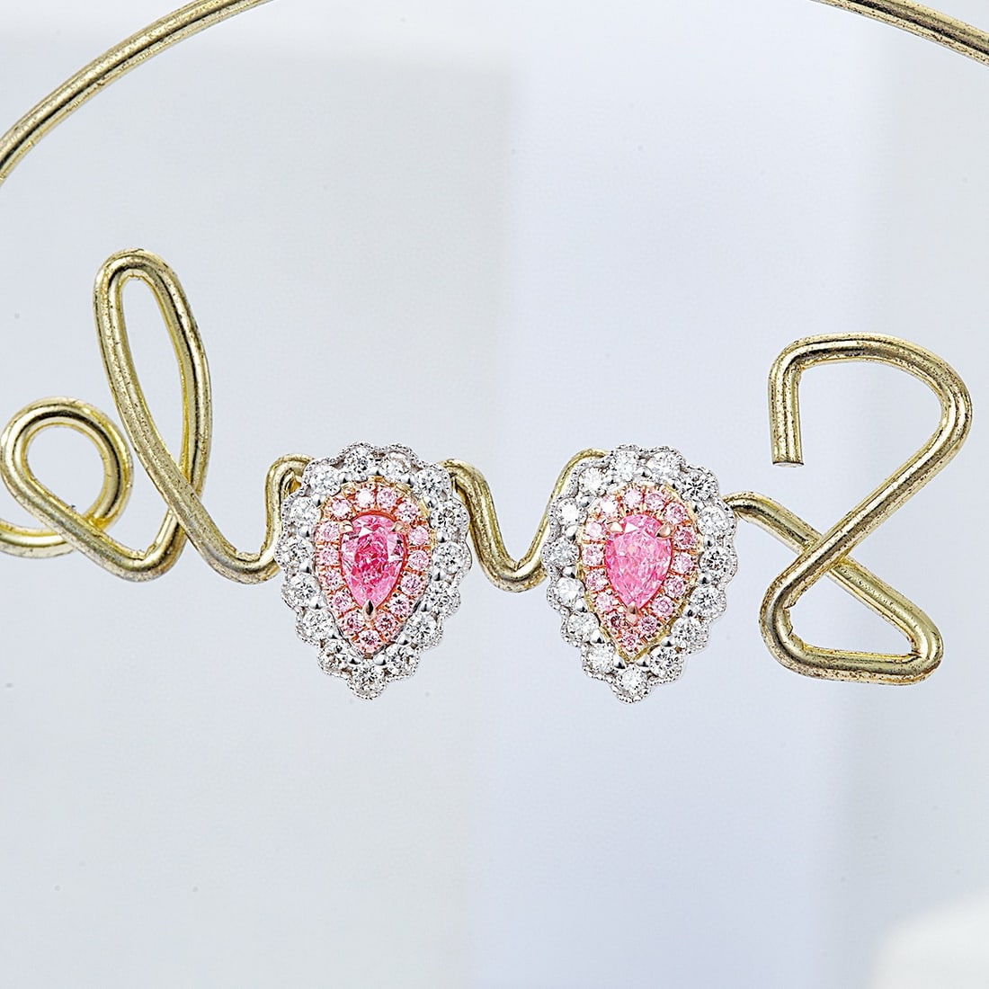 14k Gold 0.55 Ctw Natural Pink Diamond & Diamond Earrings: Ref:230940385 // gold content:14k gold // main gemstone:pink diamond // shape:pear // carat weight:0. 24ct // color:pink // treatment:natural // // adjacent gemstone 2 : diamond // shape:round //