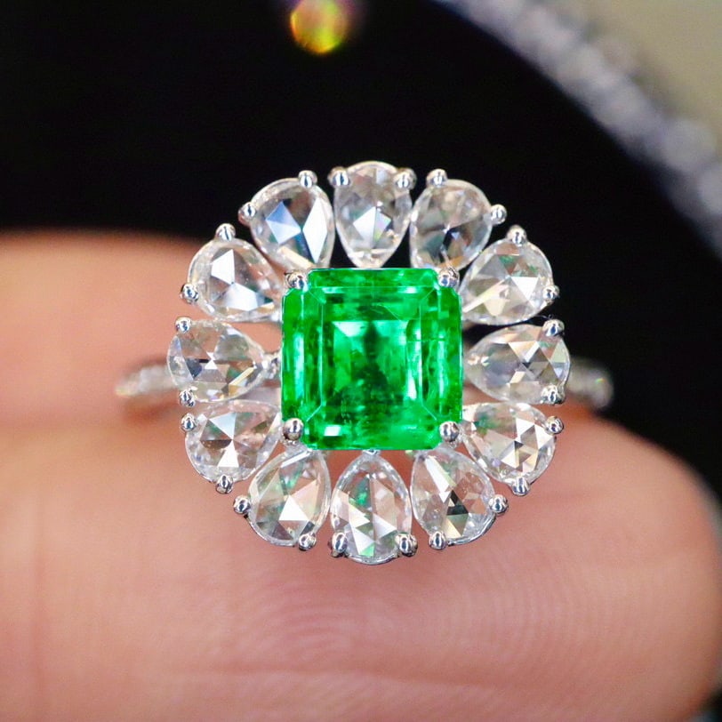 14k Gold 1.52 Ctw Vivid Green Natural Emerald & Diamond Ring: Ref:230940392 // gold content:14k gold // ring size:7. 25us // // main gemstone:emerald // shape:octagonal // carat weight:0. 92ct // color:vivid green // treatment:natural // // adjacent gemstone