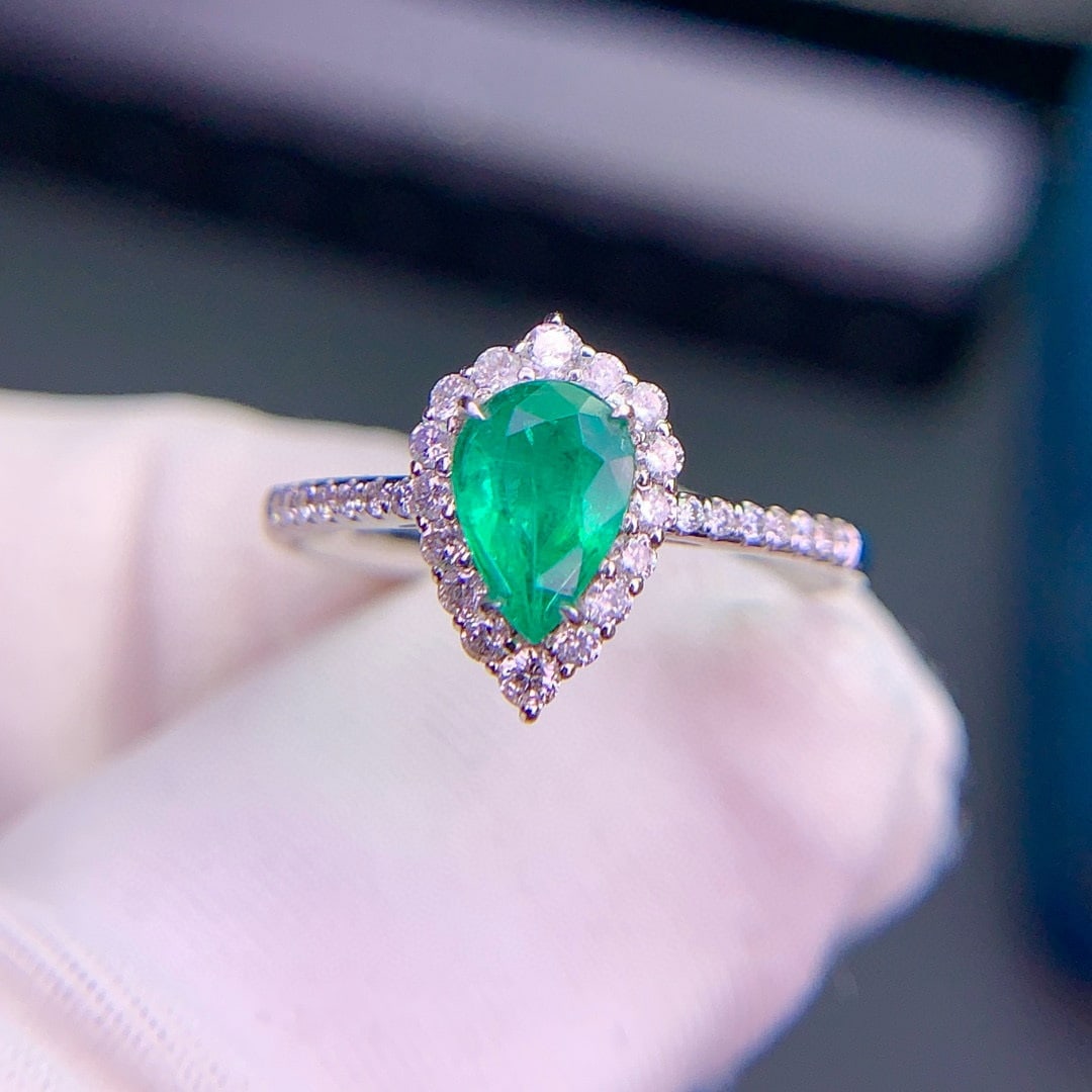 14k Gold 0.56 Ct Natural Emerald & Diamond Ring: Ref:230940403 // gold content:14k gold // ring size:7. 25us // // main gemstone:emerald // shape:pear // carat weight:0. 56ct // color:green // treatment:natural // // adjacent gemstone 2 :