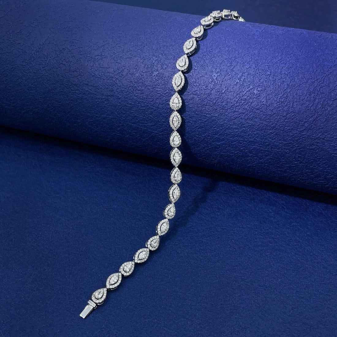 14k Gold 2.84 Ctw Natural H Diamond Bracelet: Ref:230940415 // gold content:14k gold // main gemstone:diamond // shape:marquise & pear // carat weight:0. 82ct // clarity grade:vs-si // color:h // treatment:natural // // adjacent gemstone 2 :