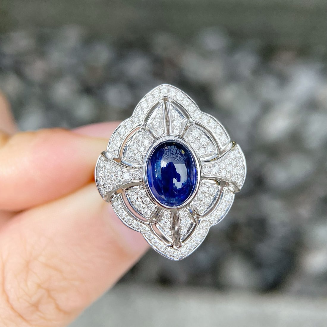 14k Gold 2.26 Ctw Vivid Blue Natural Sapphire & Diamond Ring: Ref:230940423 // gold content:14k gold // ring size:7. 25us // // main gemstone:sapphire // shape:oval // carat weight:1. 73ct // color:vivid blue // treatment:natural // // adjacent gemstone 2 :