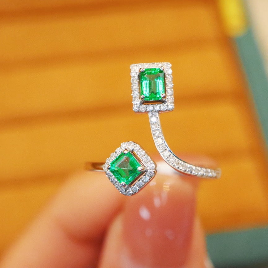 14k Gold 0.72 Ctw Natural Emerald & Diamond Ring: Ref:230940427 // gold content:14k gold // ring size:7. 25us // // main gemstone:emerald // shape:octagonal // carat weight:0. 55ct // color:green // treatment:natural // // adjacent gemstone 2 :