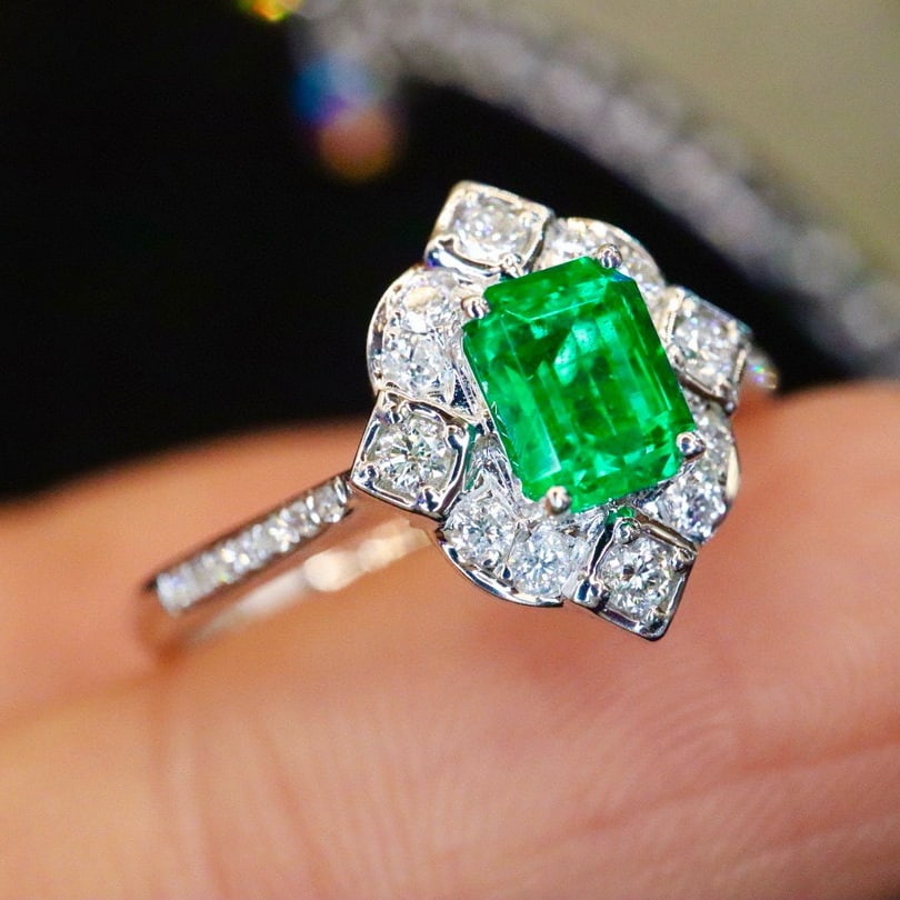 14k Gold 0.72 Ctw Vivid Green Natural Emerald & Diamond Ring - 3