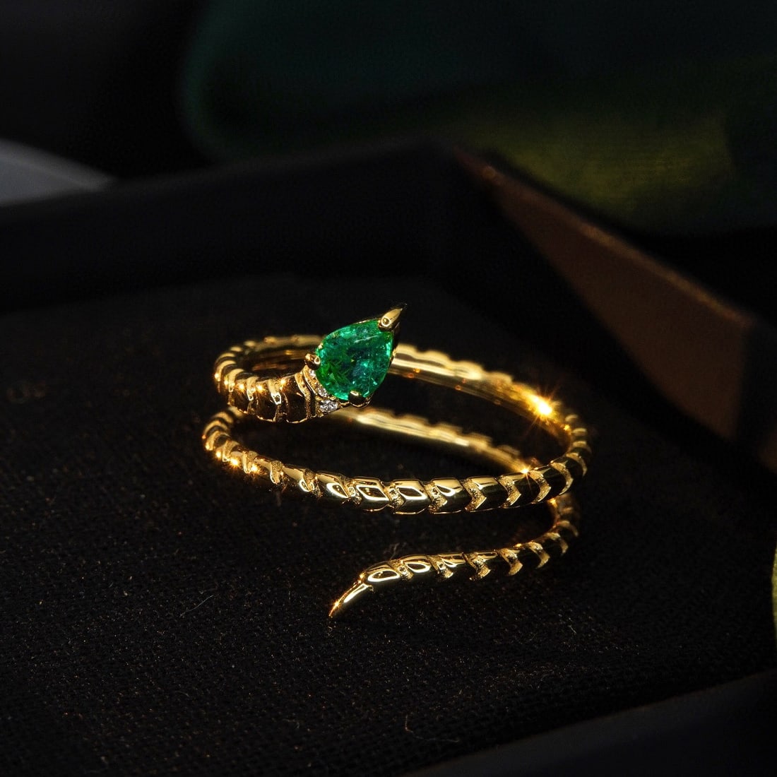 14k Gold 0.2 Ct Natural Emerald & Diamond Ring: Ref:230941003 // gold content:14k gold // ring size:7. 25us // // main gemstone:emerald // shape:pear // carat weight:0. 2ct // color:green // treatment:natural // // adjacent gemstone 2 : diamond