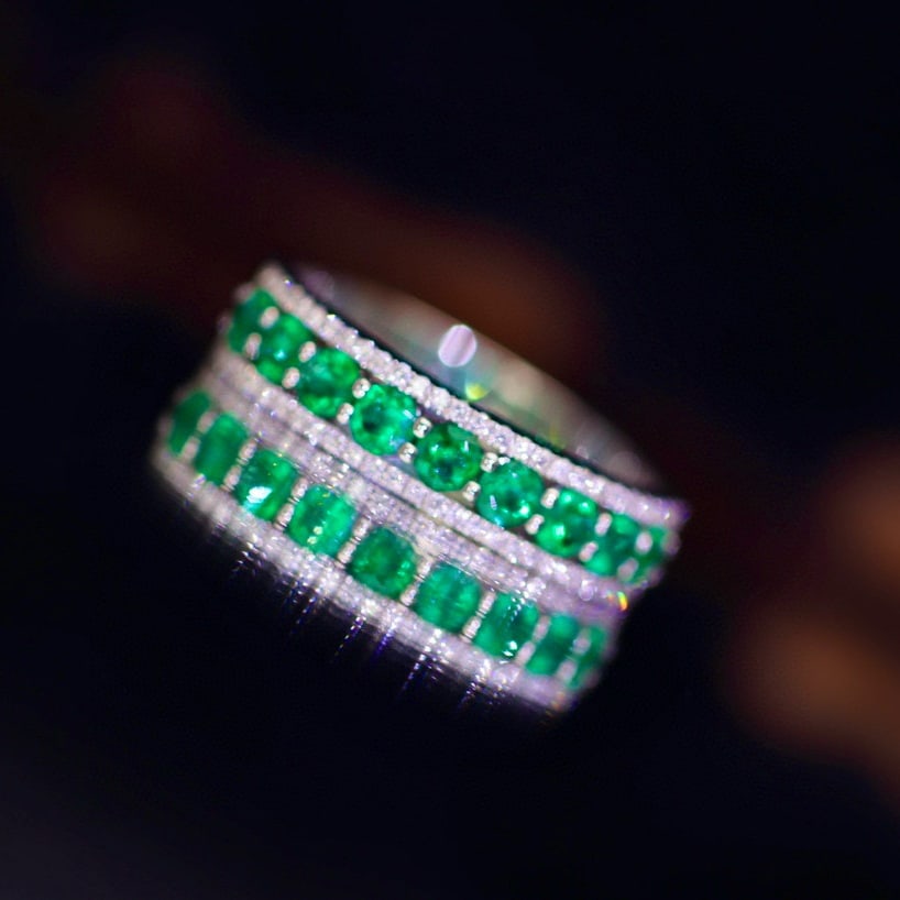 14k Gold 0.80 Ctw Vivid Green Natural Emerald & Diamond Ring: Ref:230941008 // gold content:14k gold // ring size:7. 25us // // main gemstone:emerald // shape:round // carat weight:0. 63ct // color:vivid green // treatment:natural // cut grade:g // // adjacent g