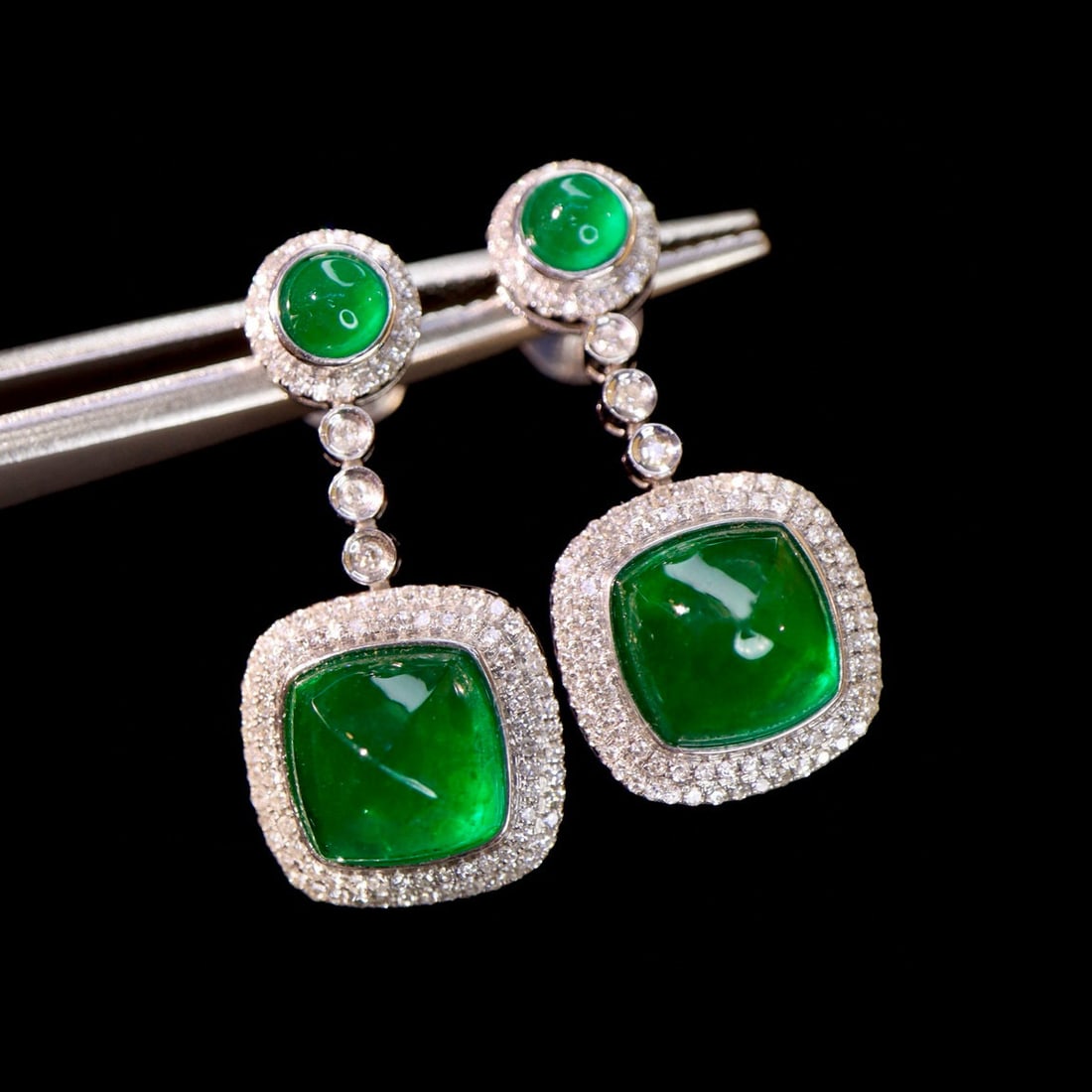 14k Gold 6.59 Ctw Vivid Green Natural Emerald & Diamond Earrings: Ref:230941019 // gold content:14k gold // main gemstone:emerald // shape:suger-loaf // carat weight:6. 16ct // color:vivid green // treatment:natural // // adjacent gemstone 2 : diamond //