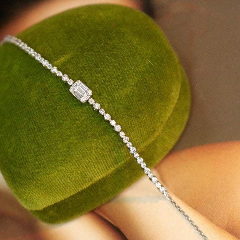 14k Gold 0.6 Ct Natural H Diamond Bracelet: Ref:230941020 // gold content:14k gold // main gemstone:diamond // shape:multiply // carat weight:0. 6ct // clarity grade:vs-si // color:h // treatment:natural // Condition: NewLow Estimate: