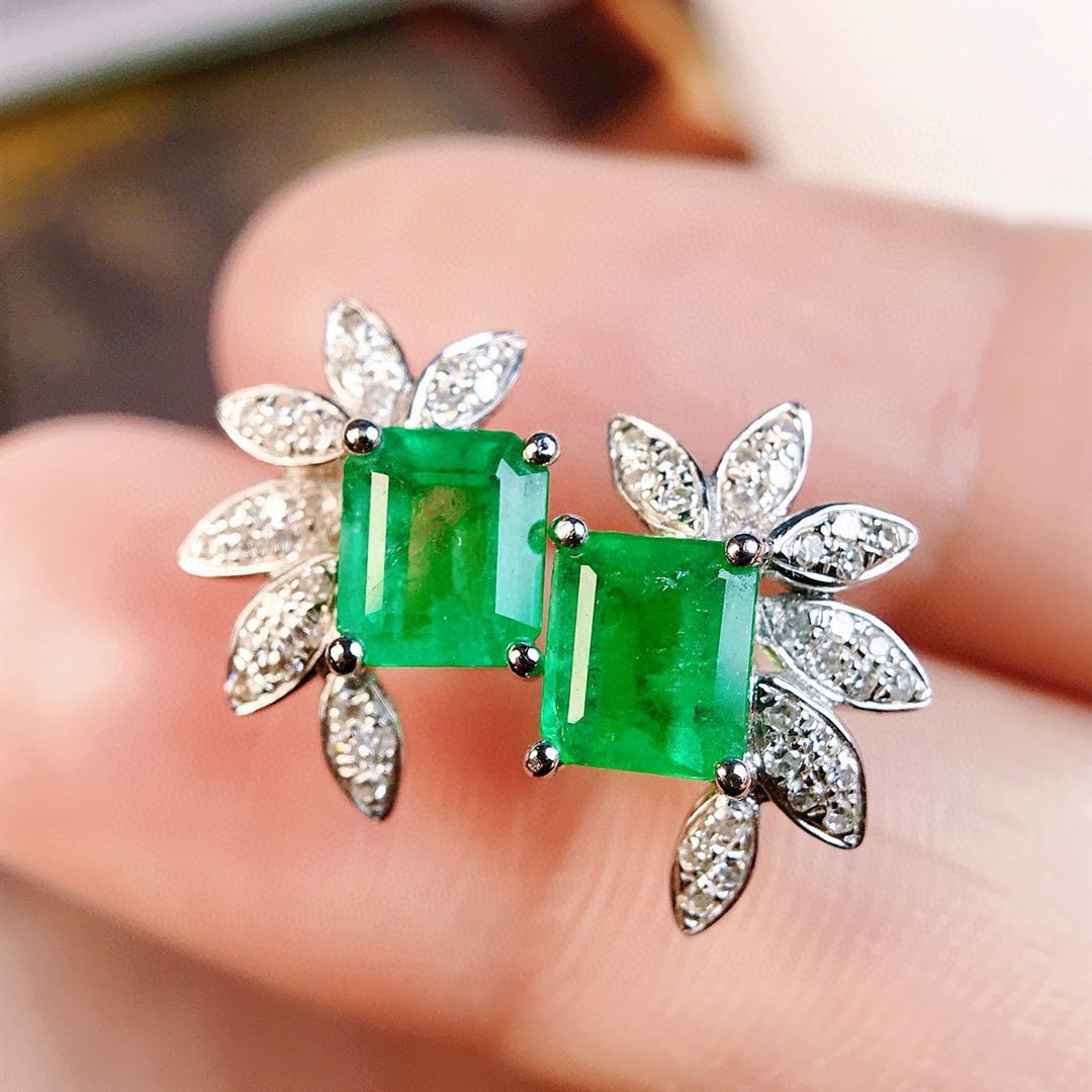 14k Gold 1.82 Ctw Vivid Green Natural Emerald & Diamond Earrings: Ref:230941026 // gold content:14k gold // main gemstone:emerald // shape:octagonal // carat weight:1. 6ct // color:vivid green // treatment:natural // // adjacent gemstone 2 : diamond // shape:round /