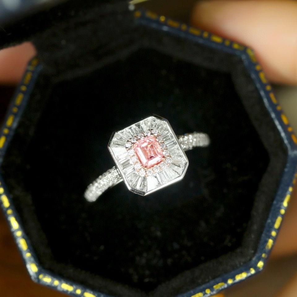 14k Gold 0.94 Ctw Natural Pink Diamond & Diamond Ring: Ref:230941050 // gold content:14k gold // ring size:7. 25us // // main gemstone:pink diamond // shape:emerald // carat weight:0. 29ct // color:pink // treatment:natural // // adjacent gemstone 2 :