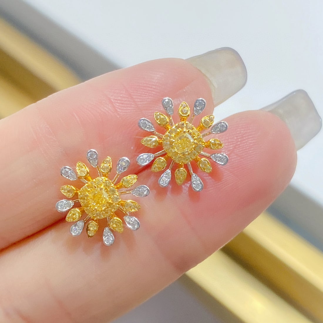 14k Gold 0.70 Ctw Natural Yellow Diamond & Diamond Earrings: Ref:230941060 // gold content:14k gold // main gemstone:yellow diamond // shape:cushion // carat weight:0. 27ct // color:yellow // treatment:natural // // adjacent gemstone 2 : diamond //