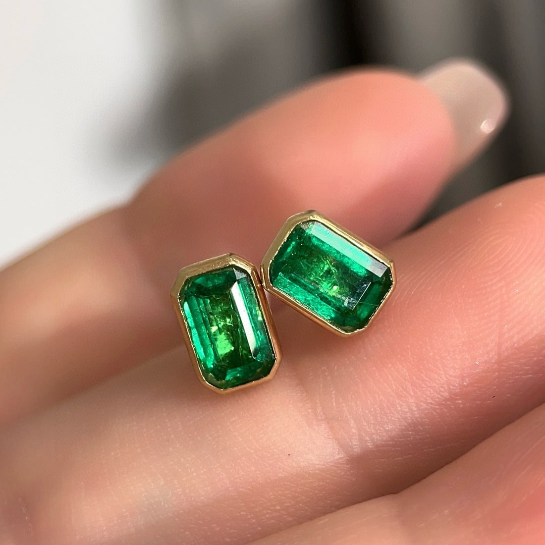 14k Gold 1.4 Ct Vivid Green Natural Emerald Earrings - 3