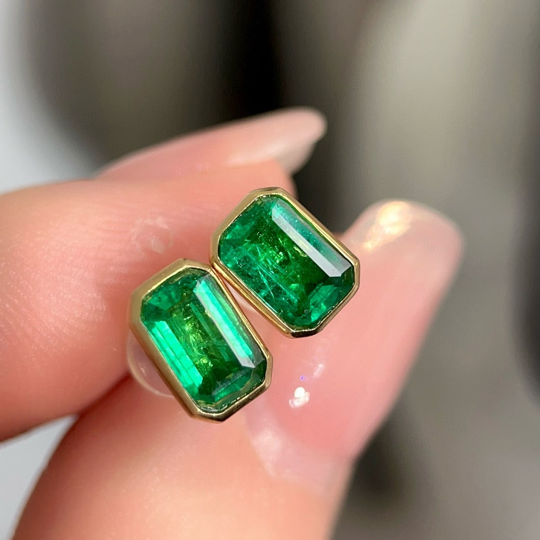 14k Gold 1.4 Ct Vivid Green Natural Emerald Earrings - 5