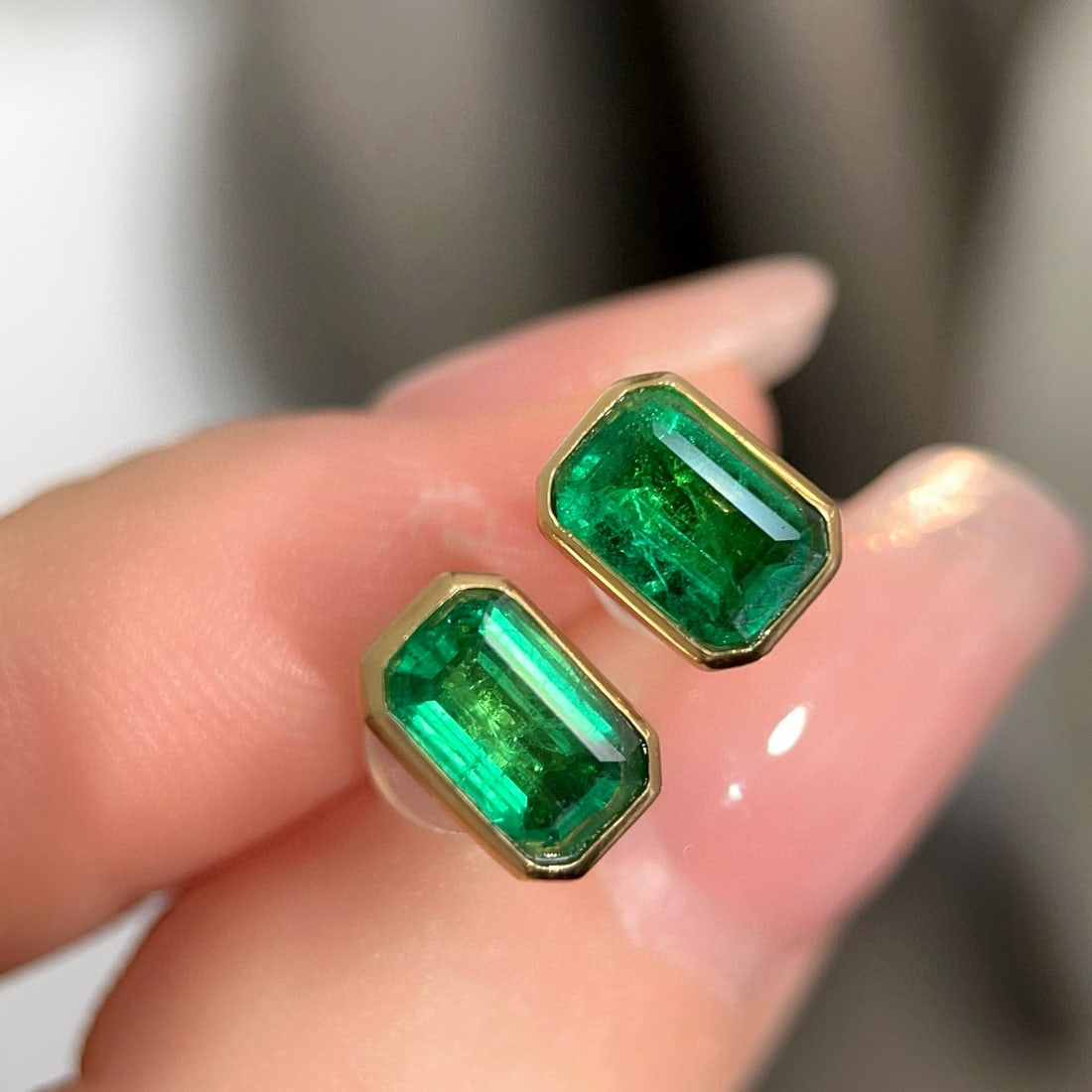 14k Gold 1.4 Ct Vivid Green Natural Emerald Earrings - 6