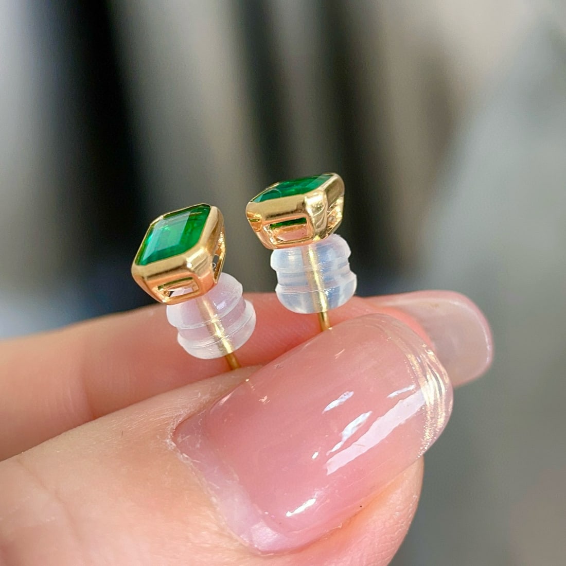 14k Gold 1.4 Ct Vivid Green Natural Emerald Earrings - 7