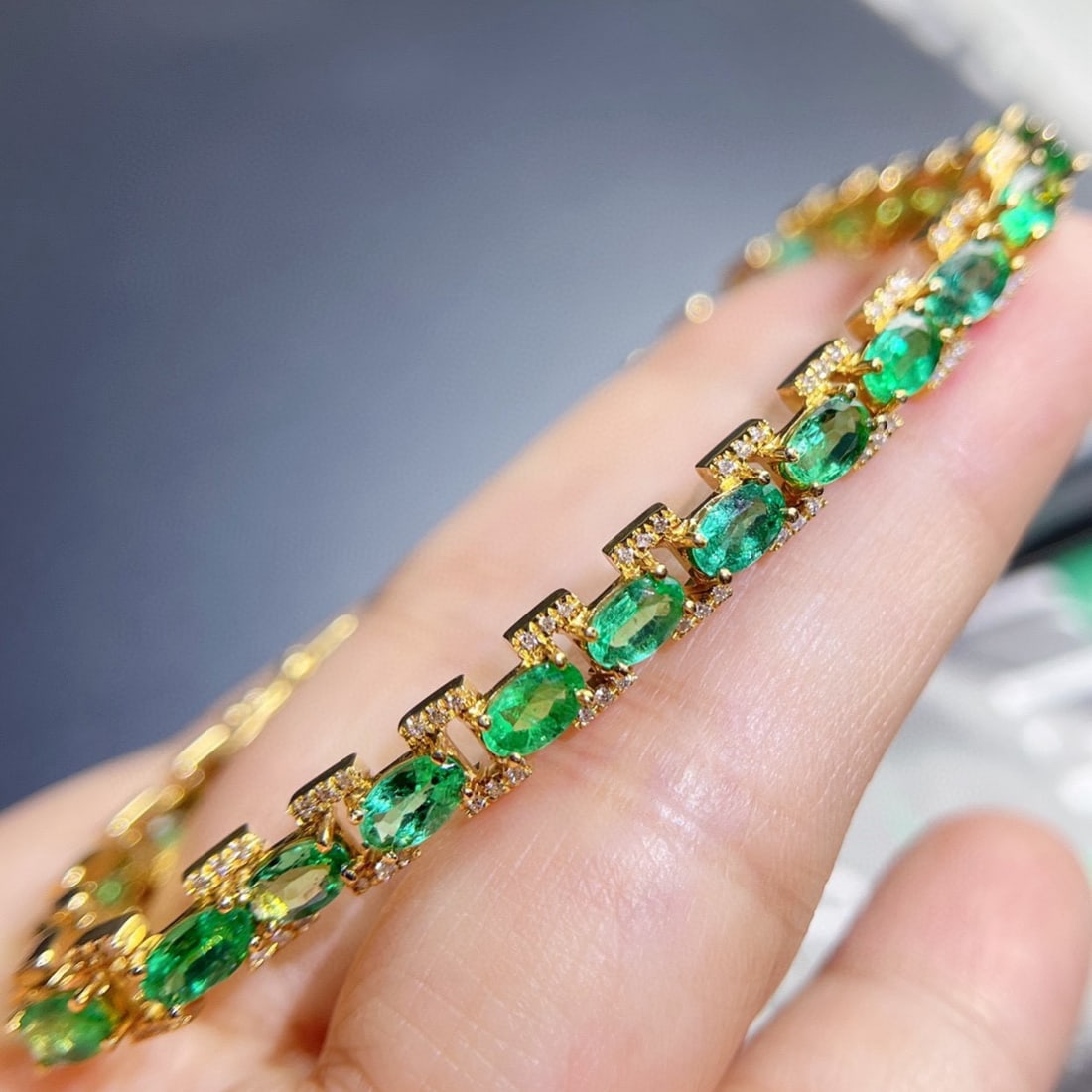 14k Gold 7.53 Ctw Vivid Green Natural Emerald & Diamond Bracelet: Ref:230941068 // gold content:14k gold // main gemstone:emerald // shape:oval // carat weight:7ct // color:vivid green // treatment:natural // // adjacent gemstone 2 : diamond // shape:round //