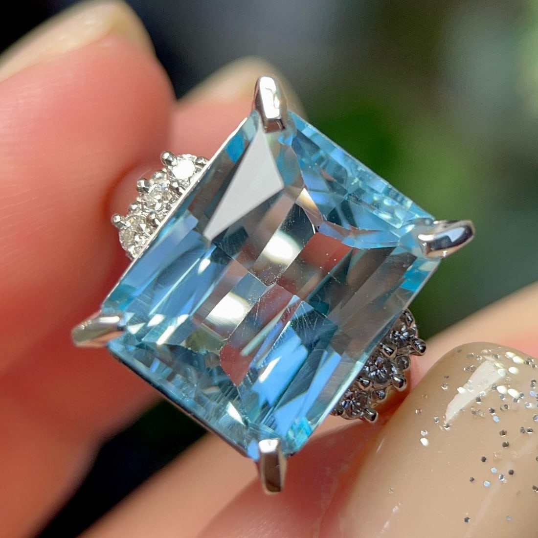 14k Gold 13.20 Ctw Natural Topaz & Diamond Ring: Ref:230941070 // gold content:14k gold // ring size:7. 25us // // main gemstone:topaz // shape:octagonal // carat weight:13. 04ct // color:blue // treatment:natural // // adjacent gemstone 2 : diamond