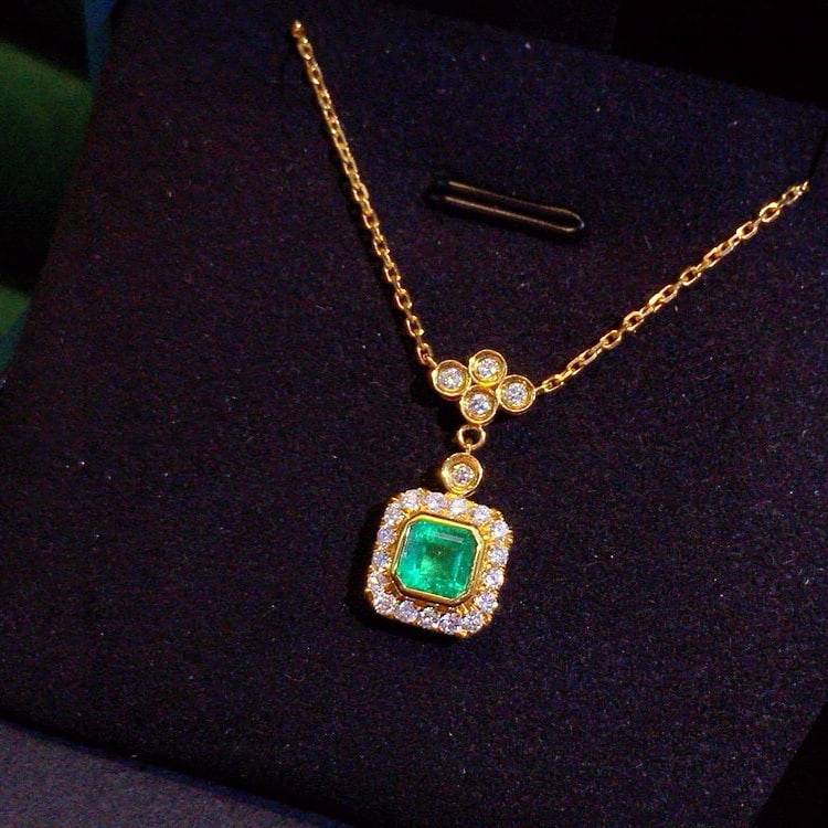 14k Gold 0.86 Ctw Natural Emerald & Diamond Necklace: Ref:230941074 // gold content:14k gold // main gemstone:emerald // shape:octagonal // carat weight:0. 53ct // color:green // treatment:natural // // adjacent gemstone 2 : diamond // shape:round //
