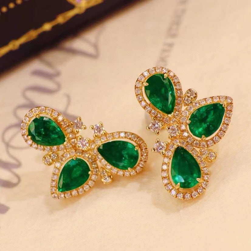 14k Gold 3.15 Ctw Vivid Green Natural Emerald & Diamond Earrings: Ref:230941076 // gold content:14k gold // main gemstone:emerald // shape:pear // carat weight:2. 64ct // color:vivid green // treatment:natural // // adjacent gemstone 2 : diamond // shape:round //