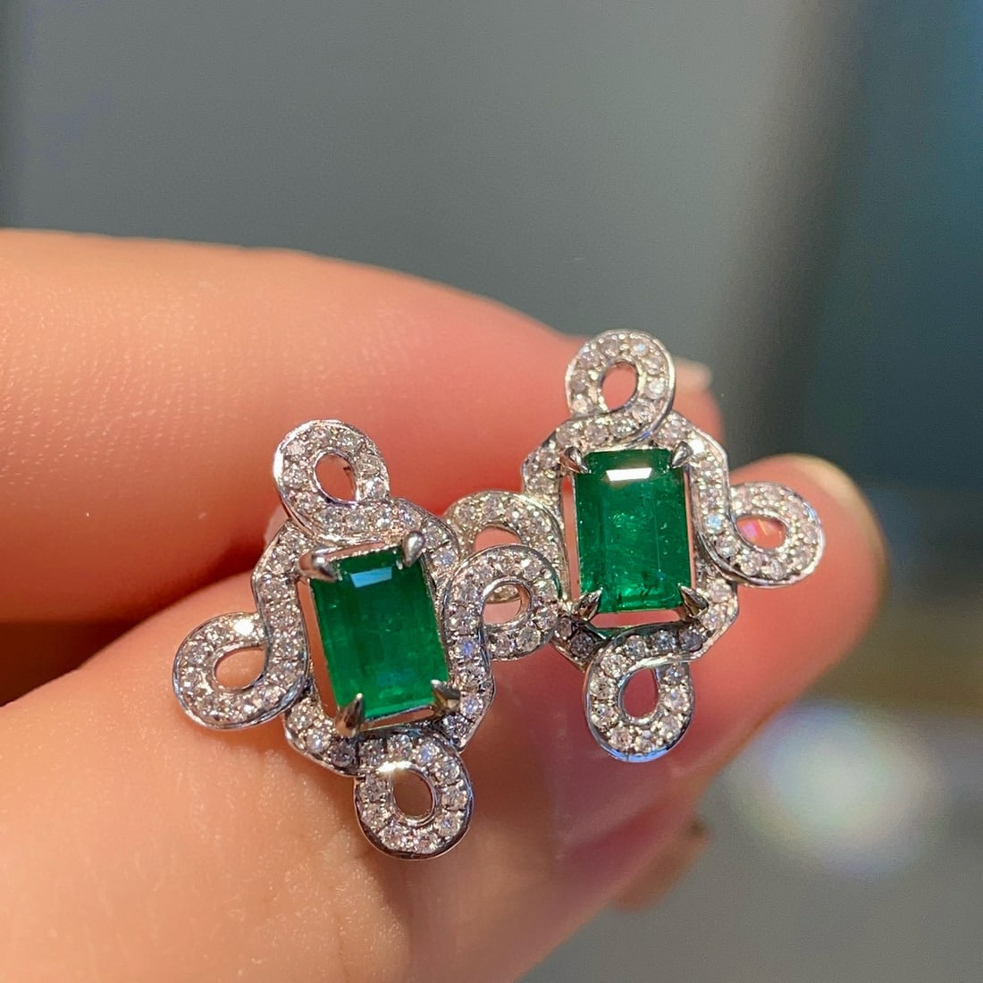 14k Gold 1.31 Ctw Vivid Green Natural Emerald & Diamond Earrings: Ref:230941089 // gold content:14k gold // main gemstone:emerald // shape:octagonal // carat weight:1ct // color:vivid green // treatment:natural // // adjacent gemstone 2 : diamond // shape:round
