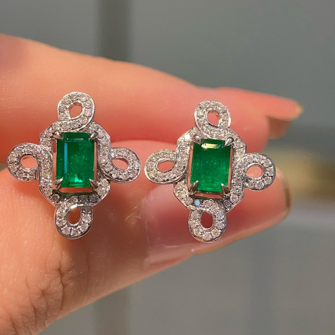 14k Gold 1.31 Ctw Vivid Green Natural Emerald & Diamond Earrings - 4