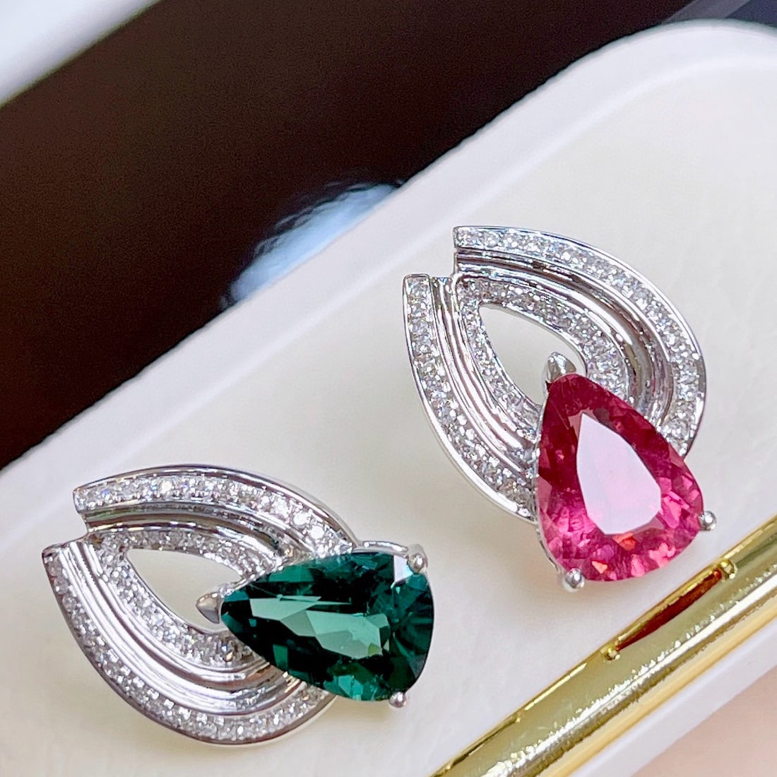 14k Gold 3.5 Ctw Natural Tourmaline & Diamond & Toi Et Moi Earrings: Ref:230941095 // gold content:14k gold // main gemstone:tourmaline // shape:pear // carat weight:3. 2ct // color:color // treatment:natural // // adjacent gemstone 2 : diamond // shape:round // carat