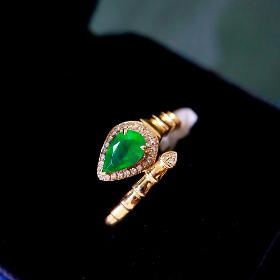 14k Gold 0.86 Ctw Vivid Green Natural Emerald & Diamond Ring - 9