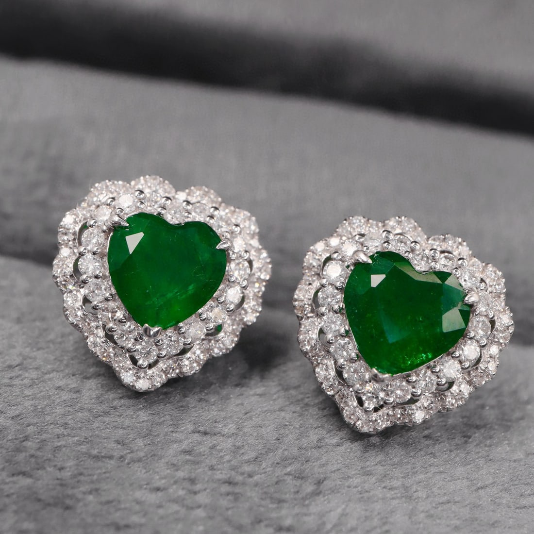 14k Gold 2.07 Ctw Vivid Green Natural Emerald & Diamond Earrings: Ref:230941121 // gold content:14k gold // main gemstone:emerald // shape:heart // carat weight:1. 55ct // color:vivid green // treatment:natural // // adjacent gemstone 2 : diamond // shape:round