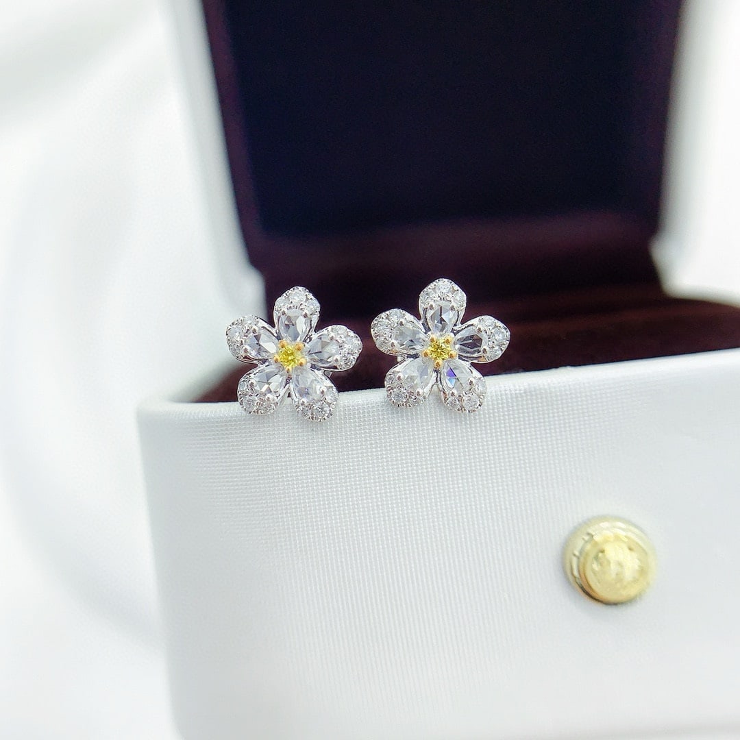 14k Gold 0.40 Ctw Natural Yellow Diamond & Diamond & Flowers Earrings: Ref:230941136 // gold content:14k gold // main gemstone:yellow diamond // shape:round // carat weight:0. 04ct // color:yellow // treatment:natural // cut grade:g // // adjacent gemstone 2 : diamond