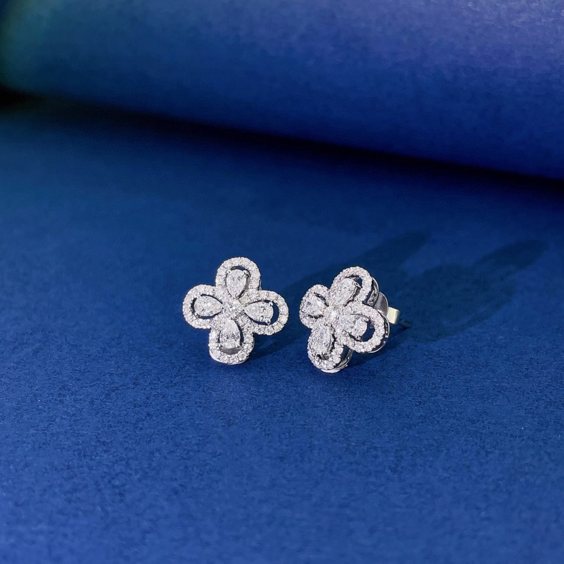 14k Gold 0.88 Ctw Natural H Diamond Earrings - 4