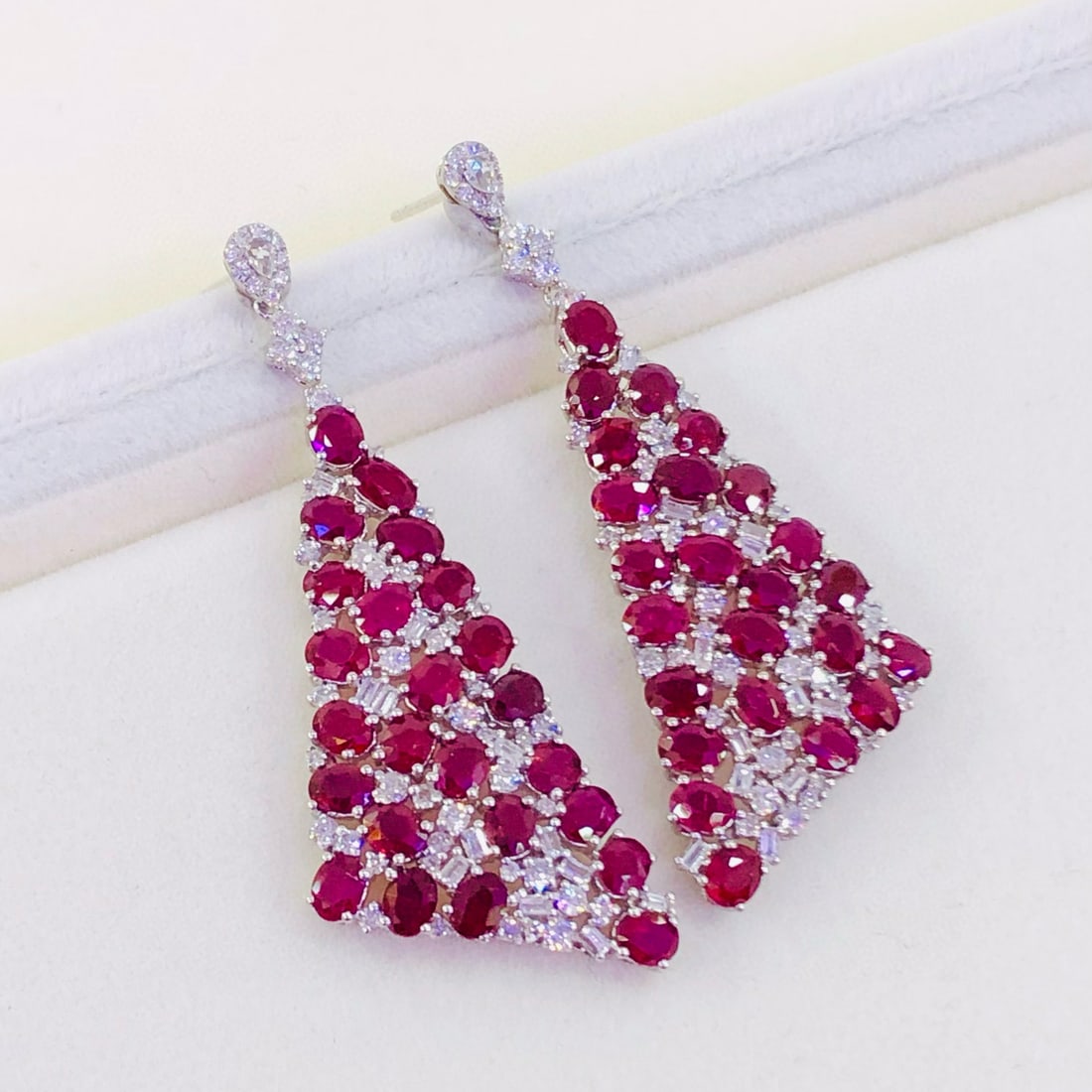 14k Gold 10.60 Ct Natural Ruby & Diamond Earrings: Ref:230941159 // gold content:14k gold // main gemstone:ruby // shape:oval // carat weight:10. 60ct // color:red // treatment:natural // // adjacent gemstone 2 : diamond // number of stones:130 //