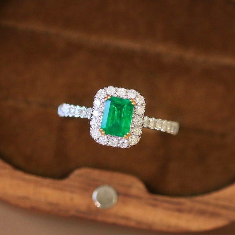 14k Gold 1.27 Ctw Vivid Green Natural Emerald & Diamond Ring: Ref:230941173 // gold content:14k gold // ring size:7. 25us // // main gemstone:emerald // shape:octagonal // carat weight:0. 82ct // color:vivid green // treatment:natural // // adjacent gemstone 2 :