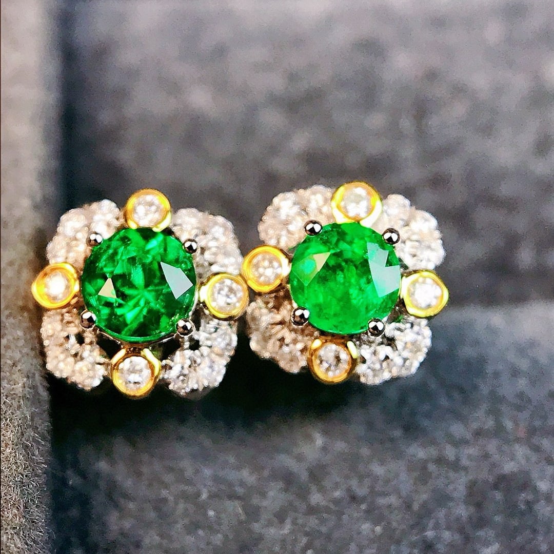 14k Gold 0.49 Ctw Vivid Green Natural Emerald & Diamond Earrings: Ref:230941183 // gold content:14k gold // main gemstone:emerald // shape:round // carat weight:0. 36ct // color:vivid green // treatment:natural // cut grade:g // // adjacent gemstone 2 : diamond