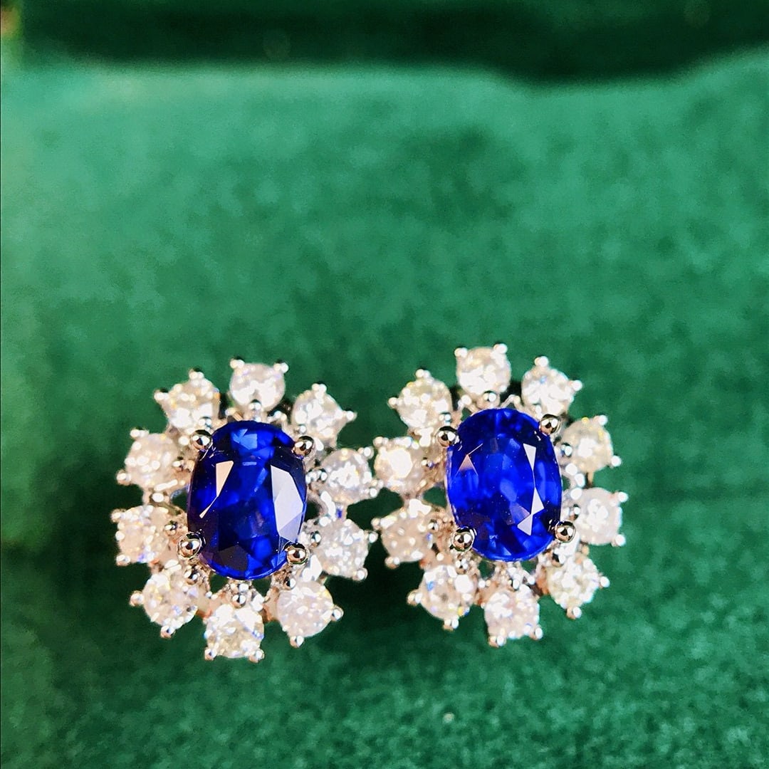 14k Gold 1.20 Ctw Vivid Blue Natural Sapphire & Diamond Earrings: Ref:230941185 // gold content:14k gold // main gemstone:sapphire // shape:oval // carat weight:0. 81ct // color:vivid blue // treatment:natural // // adjacent gemstone 2 : diamond // shape:round // ca