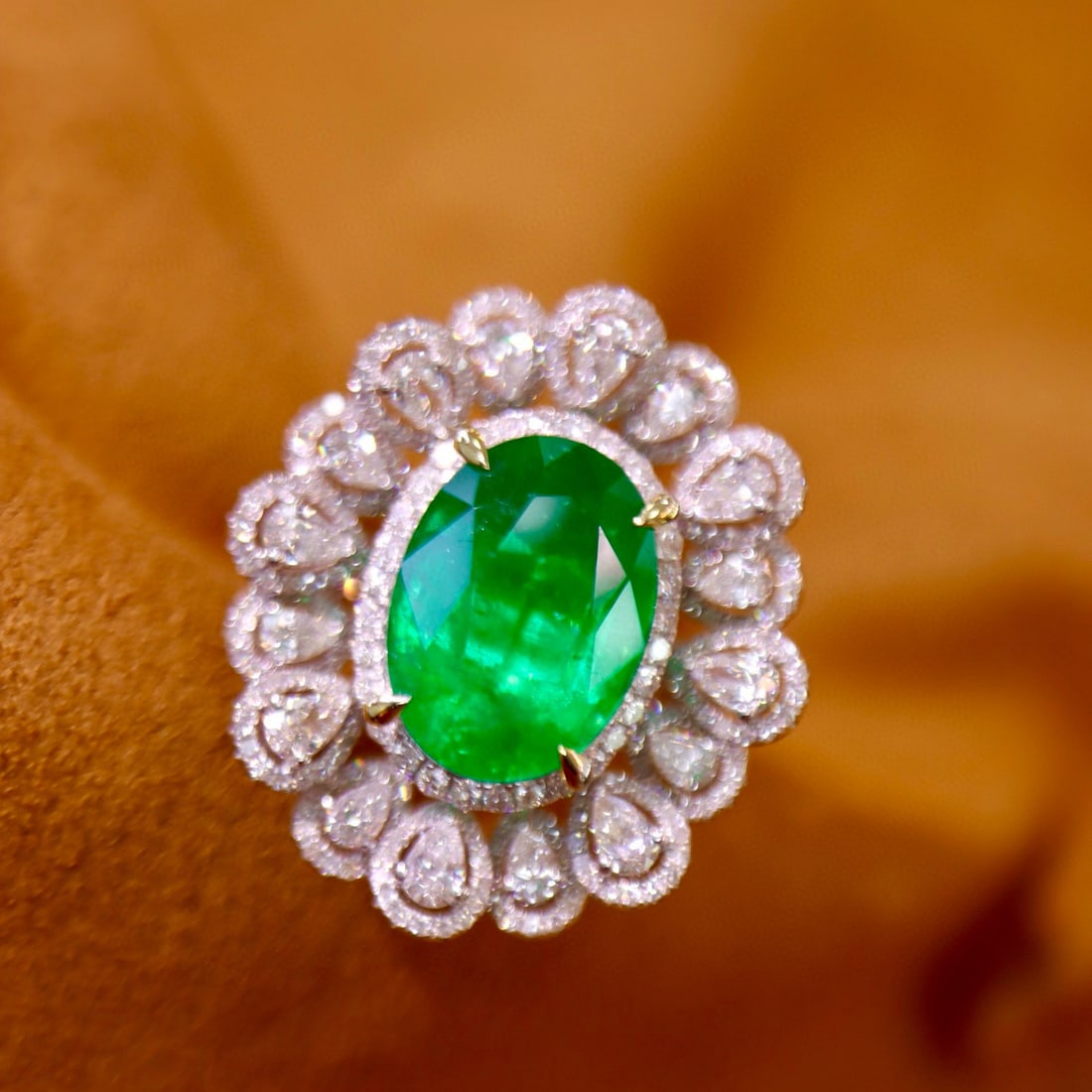 14k Gold 7.32 Ctw Vivid Green Natural Emerald & Diamond Ring - 3