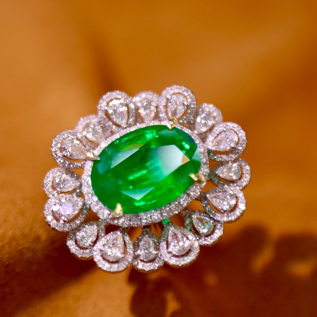 14k Gold 7.32 Ctw Vivid Green Natural Emerald & Diamond Ring - 4