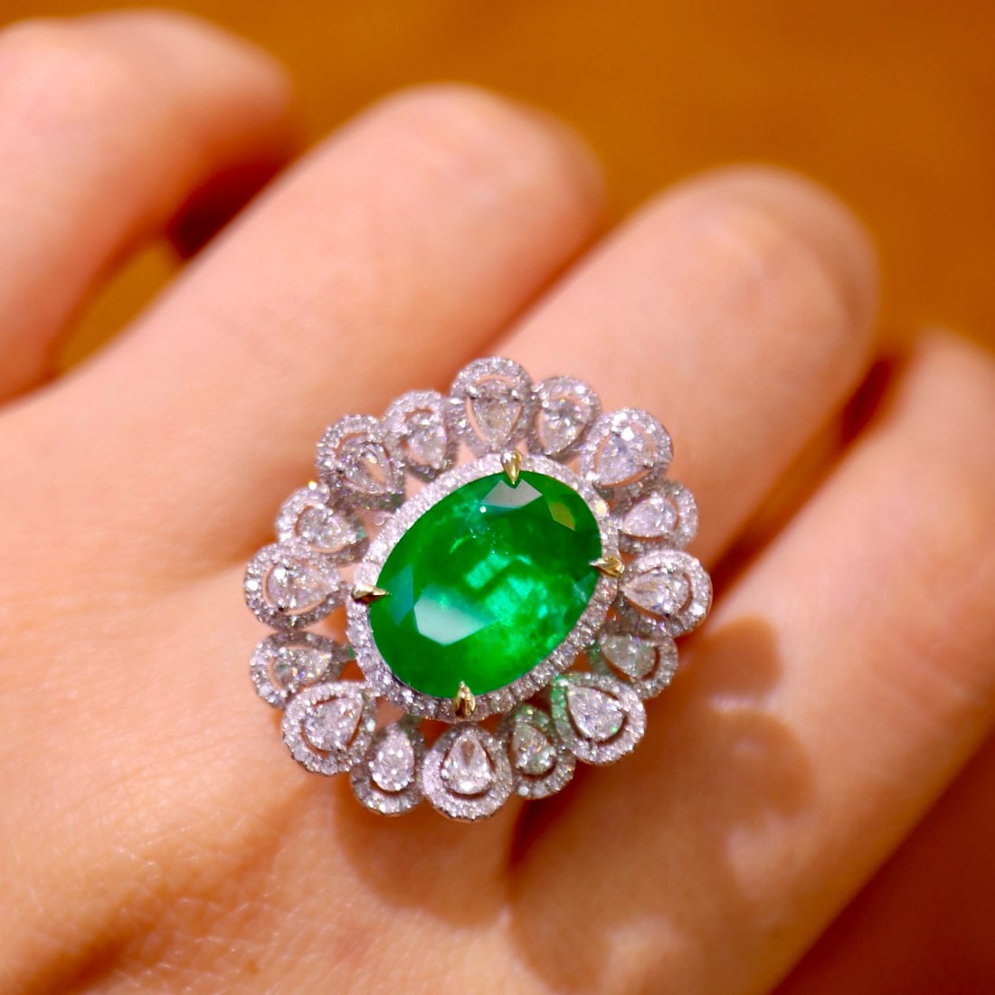 14k Gold 7.32 Ctw Vivid Green Natural Emerald & Diamond Ring - 5