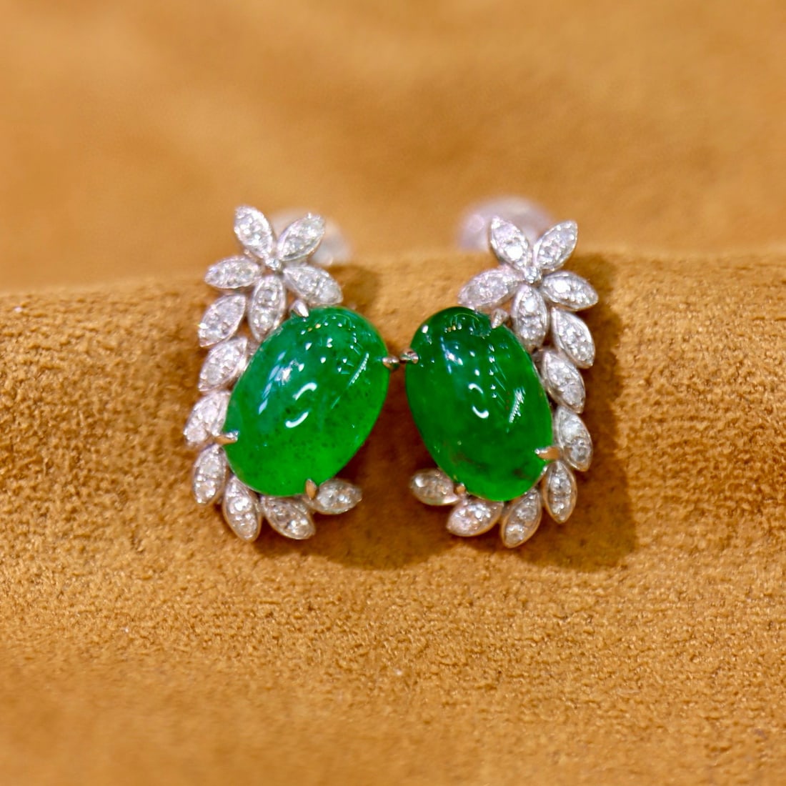 14k Gold 3.29 Ctw Vivid Green Natural Emerald & Diamond Earrings: Ref:230941194 // gold content:14k gold // main gemstone:emerald // shape:oval // carat weight:3. 10ct // color:vivid green // treatment:natural // // adjacent gemstone 2 : diamond // shape:round // ca