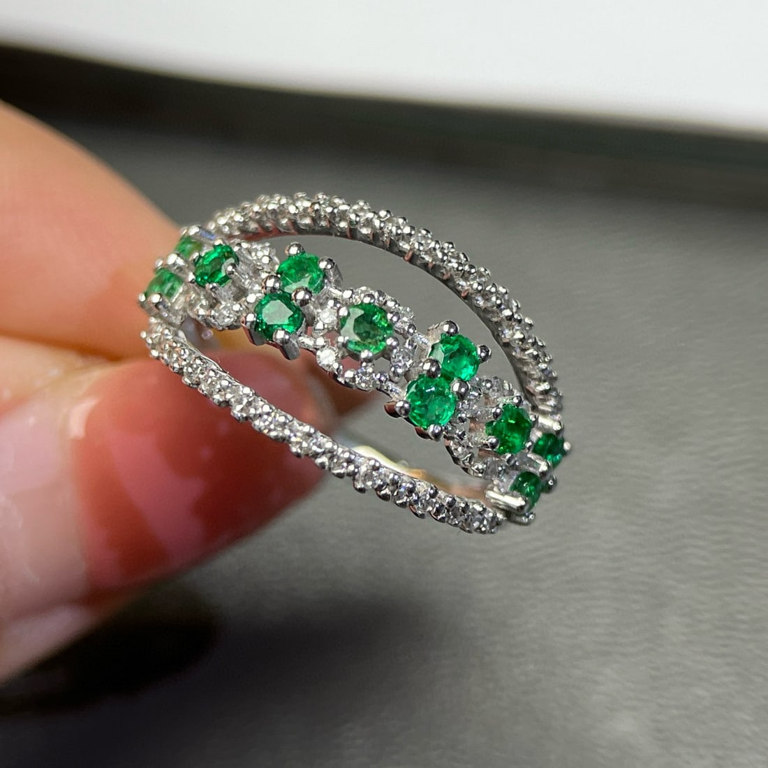 14k Gold 0.8 Ct Natural Emerald & Diamond Ring: Ref:230941203 // gold content:14k gold // ring size:7. 25us // // main gemstone:emerald // shape:round // carat weight:0. 8ct // color:green // treatment:natural // cut grade:g // // adjacent