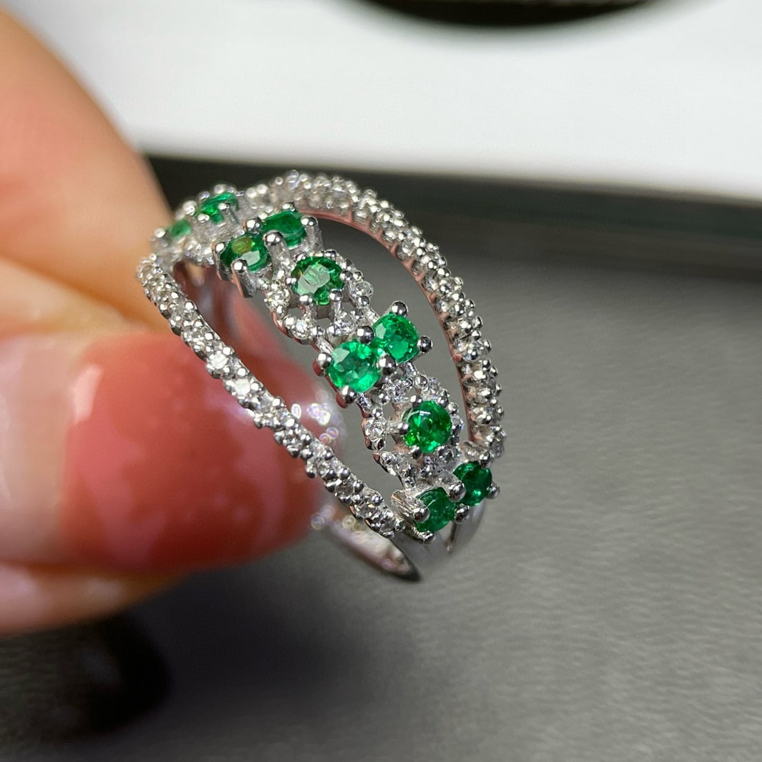 14k Gold 0.8 Ct Natural Emerald & Diamond Ring - 4