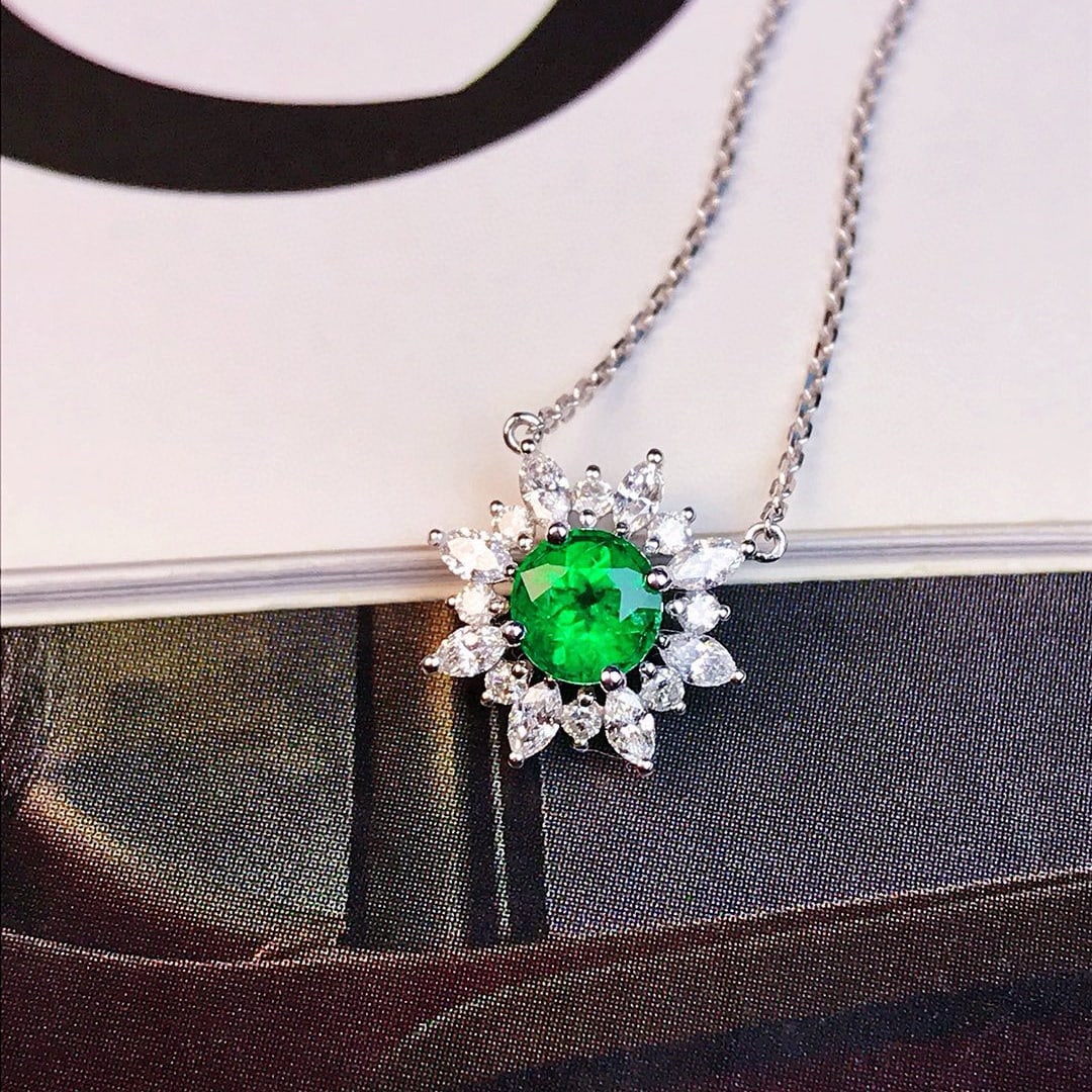 14k Gold 0.68 Ctw Vivid Green Natural Emerald & Diamond Necklace - 4