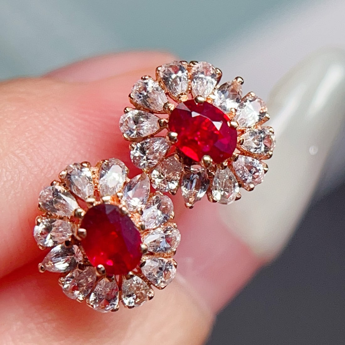 14k Gold 0.61 Ct Natural Ruby & Sapphire Earrings: Ref:230941223 // gold content:14k gold // main gemstone:ruby // shape:oval // carat weight:0. 61ct // color:pigeonblood red // treatment:natural // // adjacent gemstone 2 : sapphire // number of
