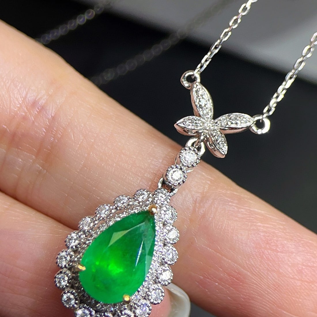 14k Gold 1.5 Ct Vivid Green Natural Emerald & Diamond Necklace - 4