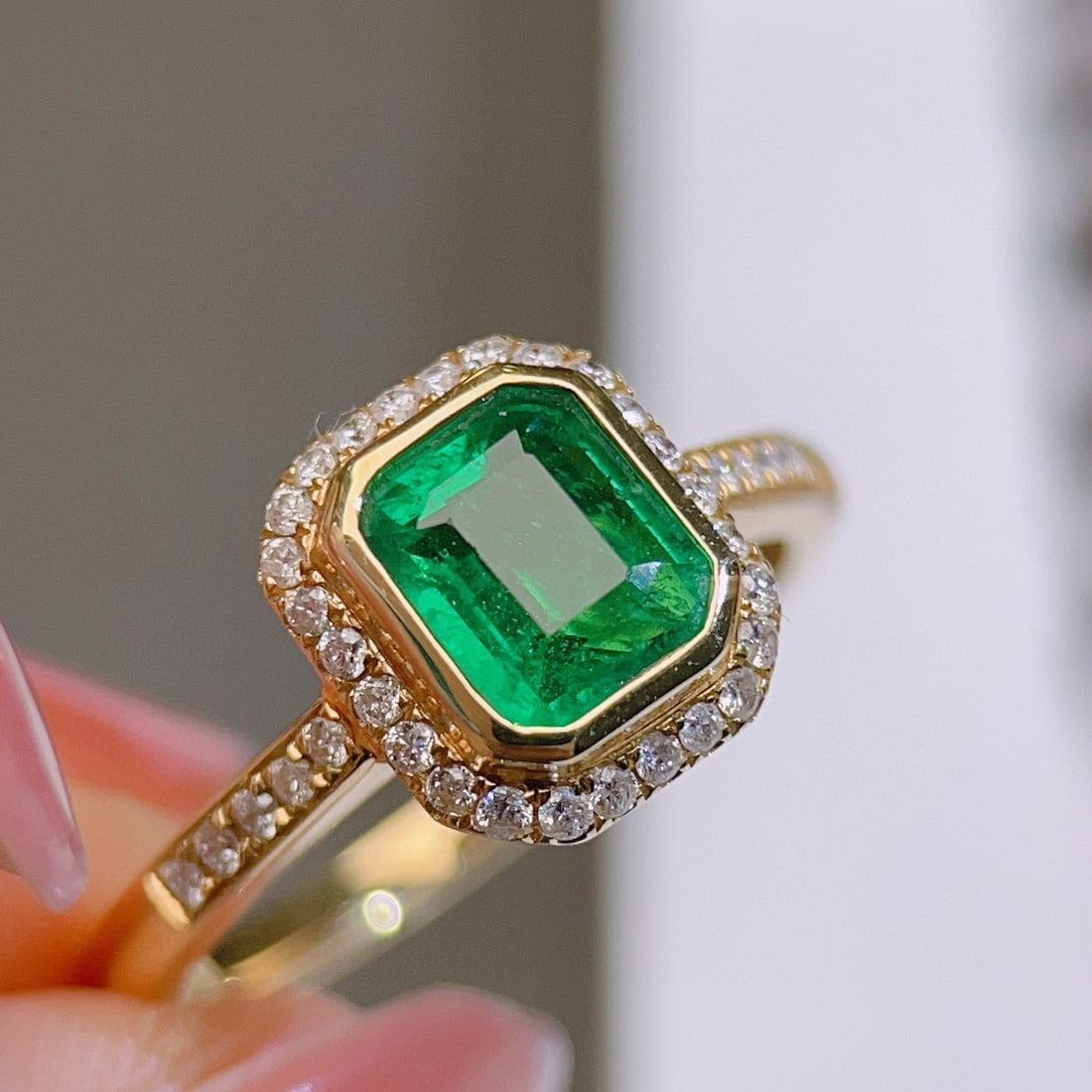 14k Gold 1.06 Ctw Vivid Green Natural Emerald & Diamond Ring: Ref:230941228 // gold content:14k gold // ring size:7. 25us // // main gemstone:emerald // shape:octagonal // carat weight:0. 88ct // color:vivid green // treatment:natural // // adjacent gemstone