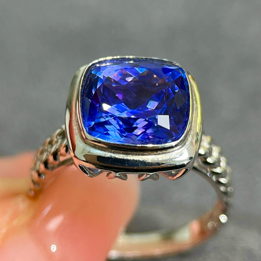 14k Gold 4.9 Ct Natural Tanzanite Ring - 2