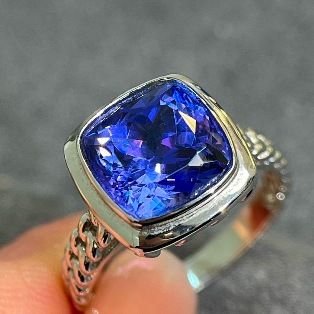 14k Gold 4.9 Ct Natural Tanzanite Ring - 4