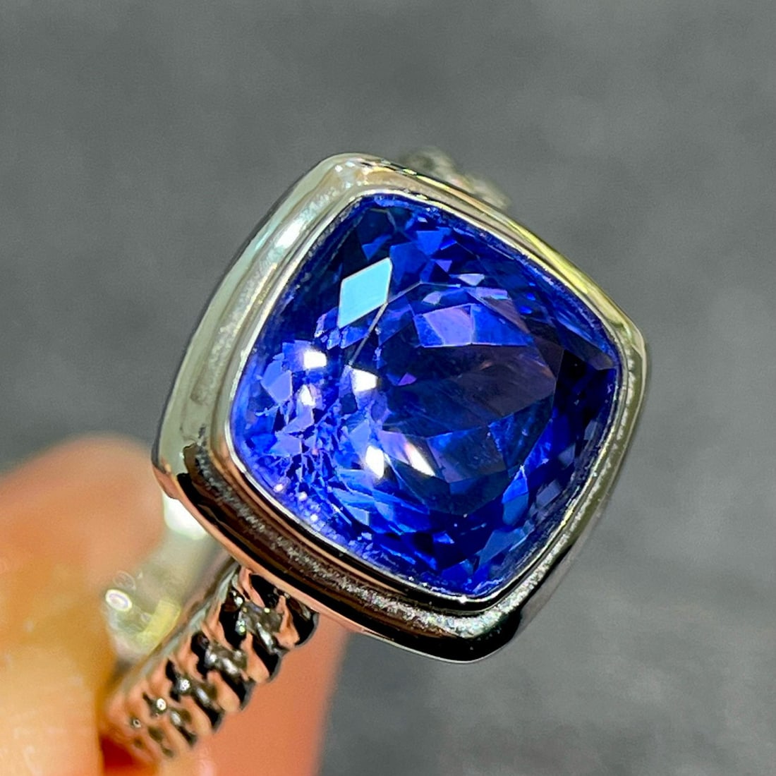 14k Gold 4.9 Ct Natural Tanzanite Ring - 5