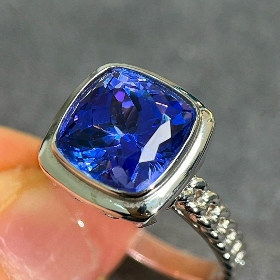 14k Gold 4.9 Ct Natural Tanzanite Ring - 6