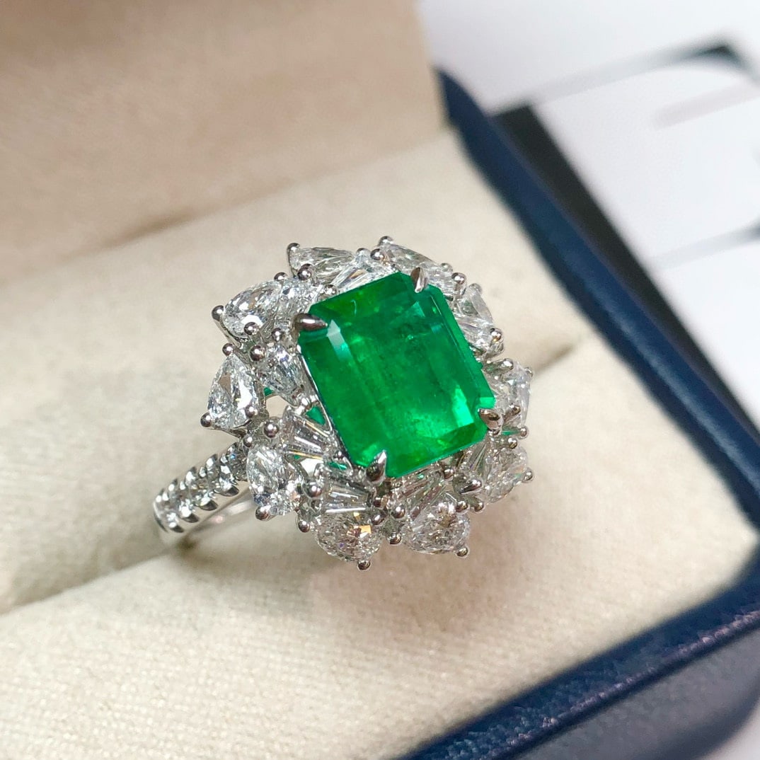 14k Gold 3.99 Ctw Vivid Green Natural Emerald & Diamond Ring - 6