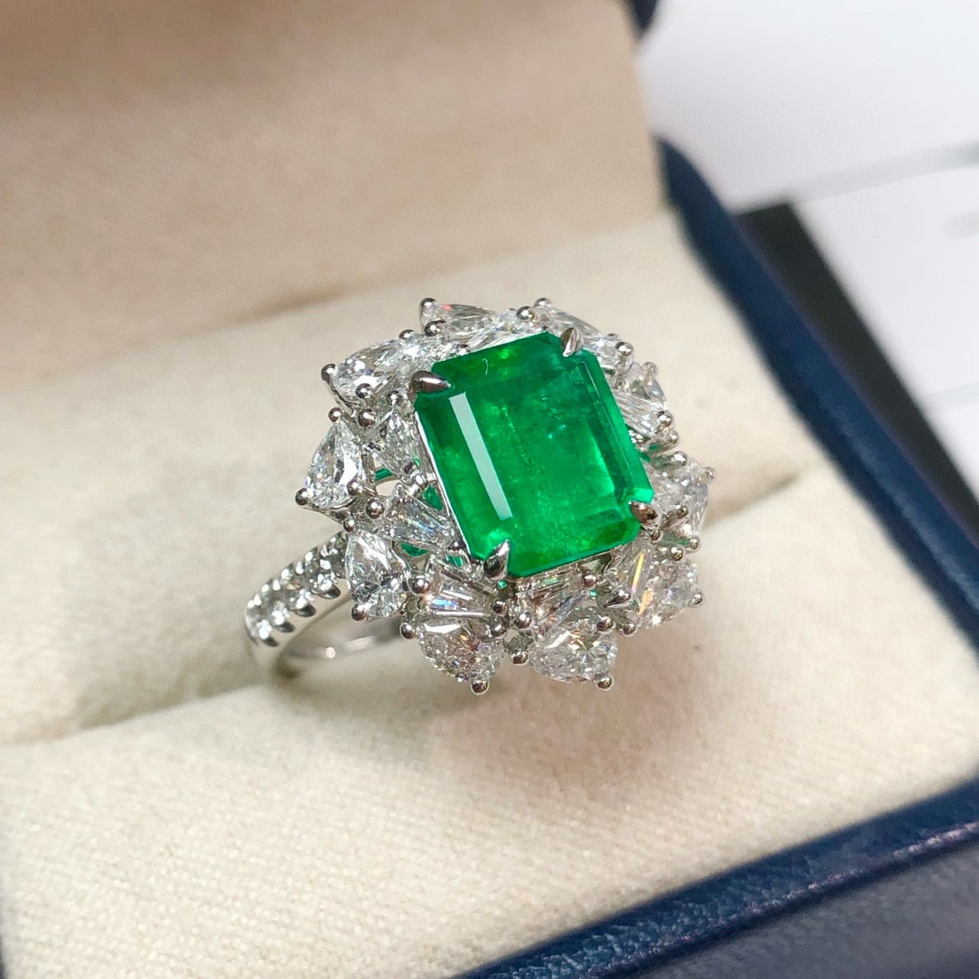 14k Gold 3.99 Ctw Vivid Green Natural Emerald & Diamond Ring - 7