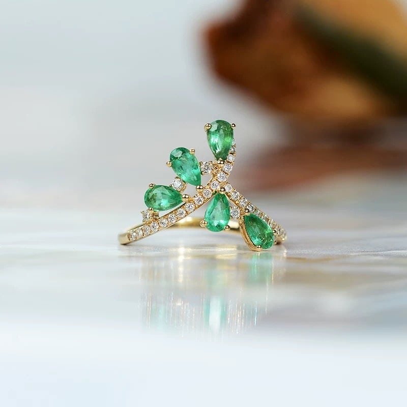 14k Gold 1.05 Ctw Natural Emerald & Diamond Ring: Ref:230942018 // gold content:14k gold // ring size:7. 25us // // main gemstone:emerald // shape:pear // carat weight:0. 85ct // color:green // treatment:natural // // adjacent gemstone 2 : diamond //